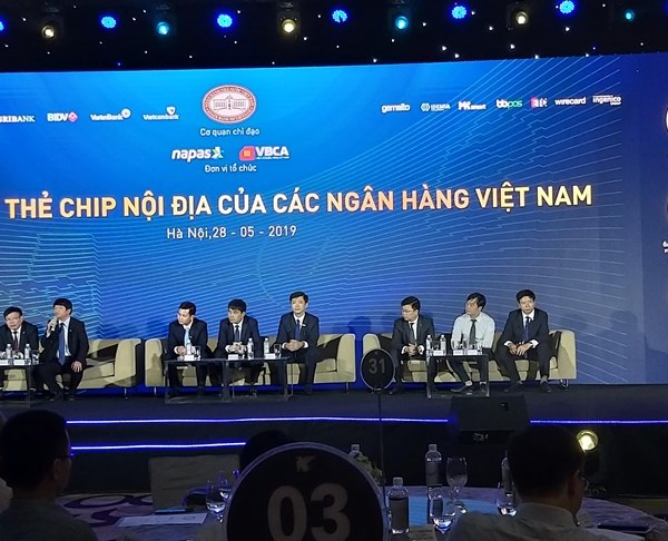 Các ngân hàng sẵn sàng chuyển đổi thẻ từ sang thẻ chip nội địa - Anh 1