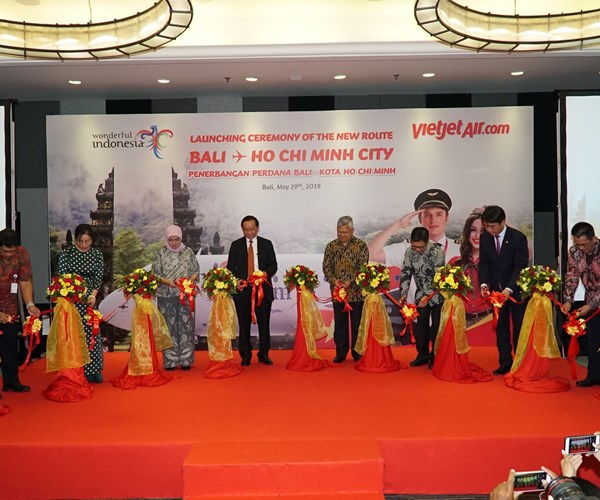 Đại sứ, Tổng lãnh sự các nước ASEAN cùng Vietjet trên chuyến bay đầu tiên đến Bali - Anh 5