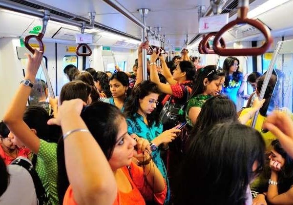 Ấn Độ: New Delhi đề xuất miễn phí giao thông công cộng cho phụ nữ - Anh 1