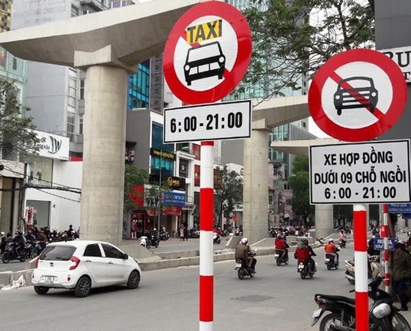 Hà Nội công bố 11 tuyến phố cấm taxi và xe tải hoạt động giờ cao điểm - Anh 1