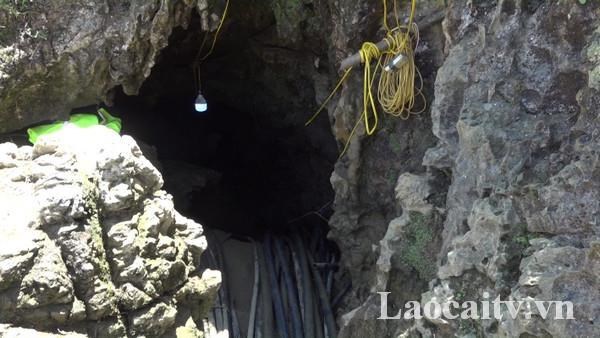 Lào Cai: Lở đất bất ngờ, một người bị mắc kẹt trong hang đá - Anh 1