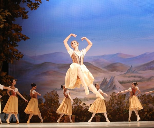 Công diễn vở ballet 'Giselle' nhân kỷ niệm Quốc khánh Liên bang Nga - Anh 1