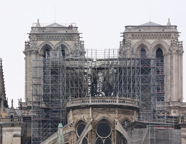 Vụ cháy Nhà thờ Đức Bà Paris: Nhà thờ vẫn có nguy cơ sụp đổ - Anh 1