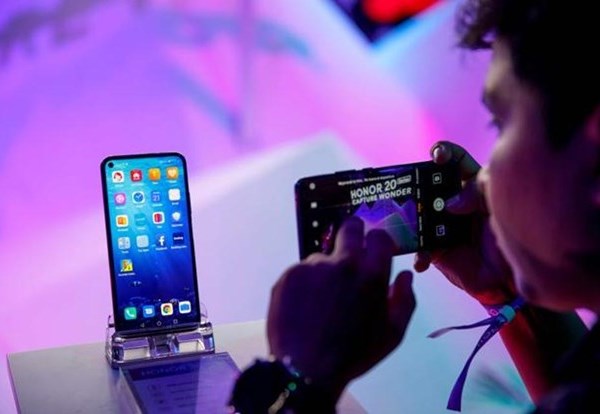 Bloomberg: Doanh số điện thoại của Huawei có thể sụt giảm tới 60% - Anh 1