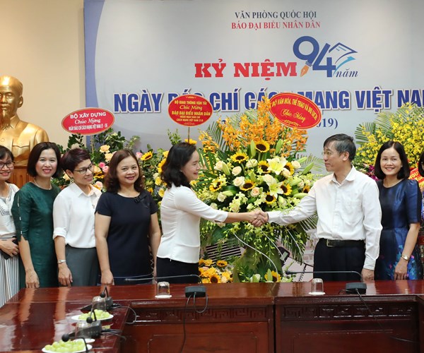 Thứ trưởng Trịnh Thị Thủy chúc mừng các cơ quan báo chí nhân Ngày Báo chí cách mạng Việt Nam - Anh 1