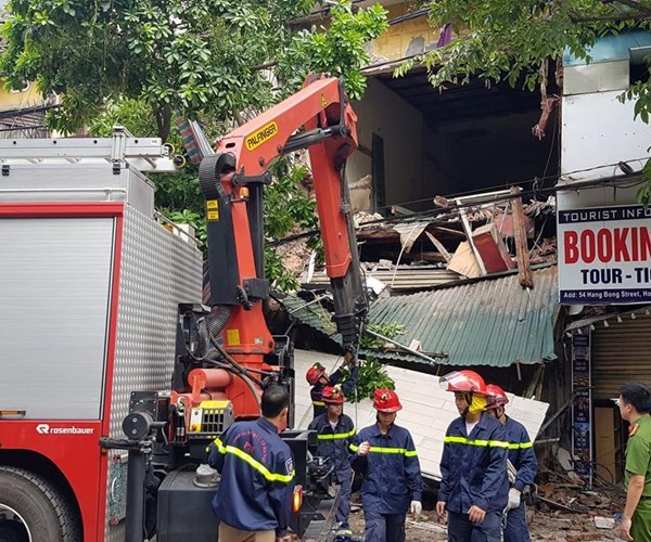 Hà Nội: Ngôi nhà 2 tầng trên phố Hàng Bông bất ngờ đổ sập - Anh 1