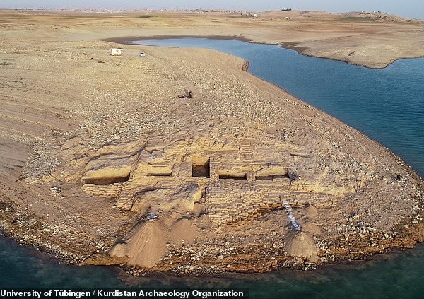 Cung điện 3.400 năm tuổi của đế chế cổ xưa bất ngờ lộ diện ở hồ nước Iraq - Anh 1