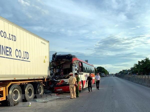Nghệ An: Xe du lịch đâm vào đuôi xe container, 15 người thương vong - Anh 1