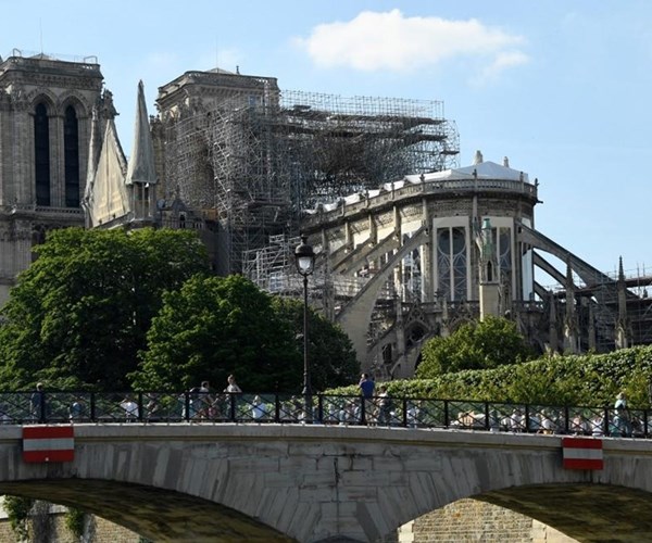 Các trường học gần nhà thờ Đức Bà Paris bị ô nhiễm chì sau vụ hỏa hoạn - Anh 1