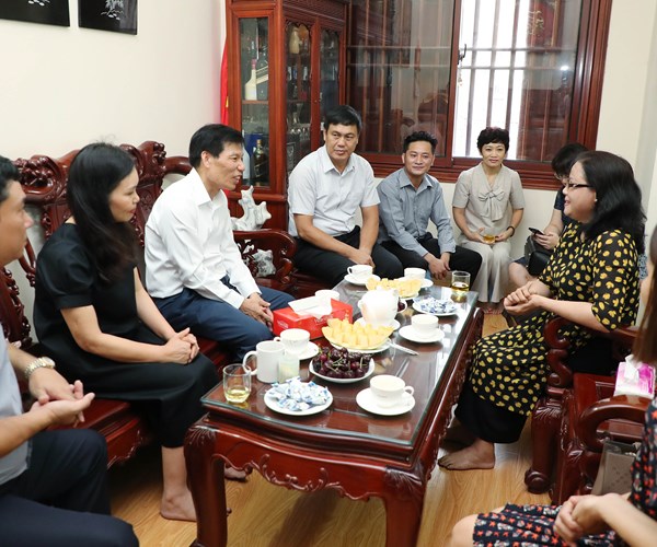 Bộ trưởng Nguyễn Ngọc Thiện thăm các gia đình liệt sĩ có thân nhân công tác tại Bộ VHTTDL - Anh 4