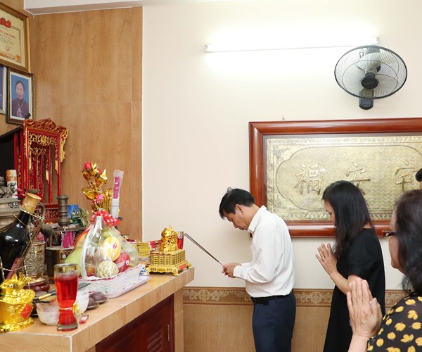 Bộ trưởng Nguyễn Ngọc Thiện thăm các gia đình liệt sĩ có thân nhân công tác tại Bộ VHTTDL - Anh 3