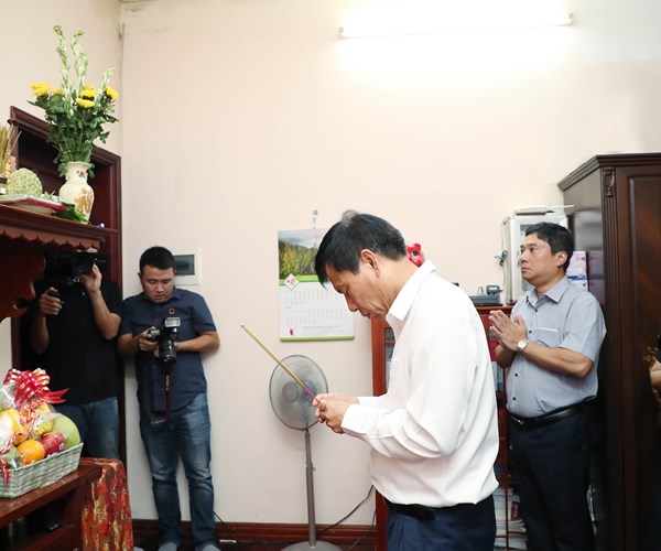 Bộ trưởng Nguyễn Ngọc Thiện thăm các gia đình liệt sĩ có thân nhân công tác tại Bộ VHTTDL - Anh 5