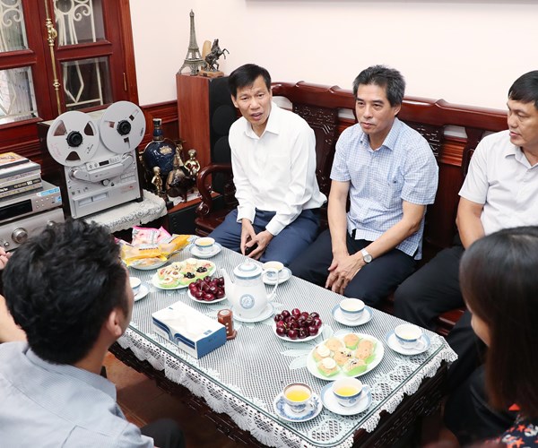Bộ trưởng Nguyễn Ngọc Thiện thăm các gia đình liệt sĩ có thân nhân công tác tại Bộ VHTTDL - Anh 6