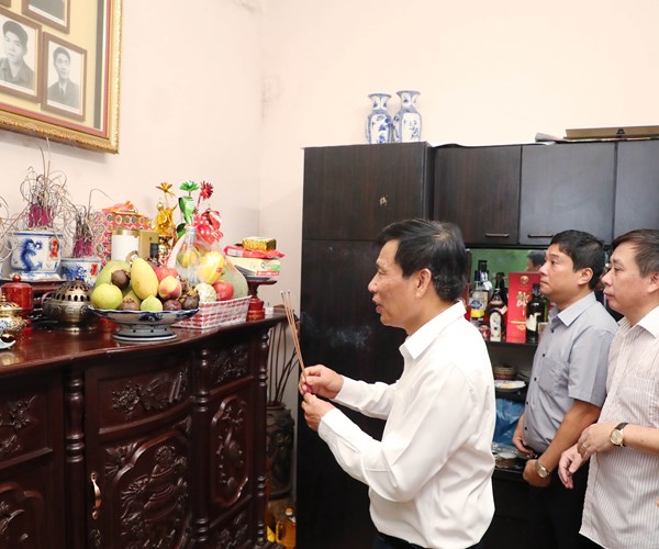 Bộ trưởng Nguyễn Ngọc Thiện thăm các gia đình liệt sĩ có thân nhân công tác tại Bộ VHTTDL - Anh 1