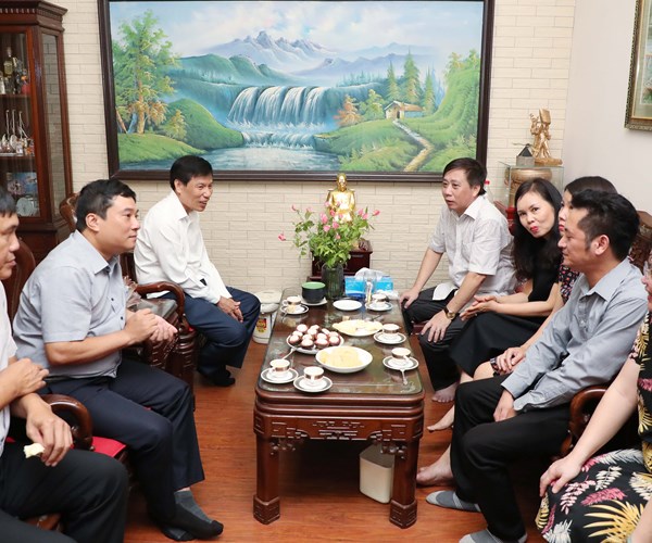 Bộ trưởng Nguyễn Ngọc Thiện thăm các gia đình liệt sĩ có thân nhân công tác tại Bộ VHTTDL - Anh 2