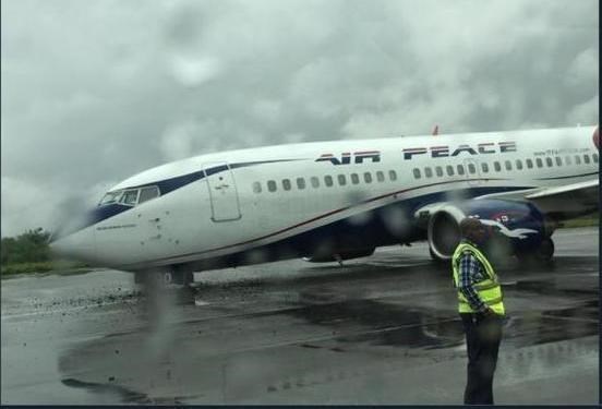 Máy bay Boeing 737 rơi bánh trong lúc rời khỏi đường băng - Anh 1