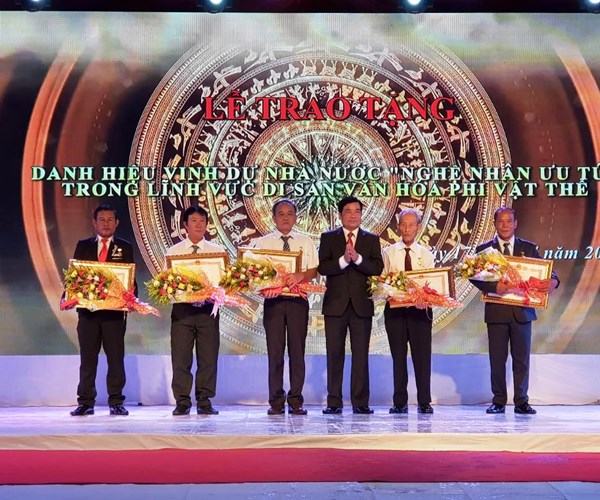 Kiên Giang trao danh hiệu cho 5 nghệ nhân ưu tú đầu tiên - Anh 1