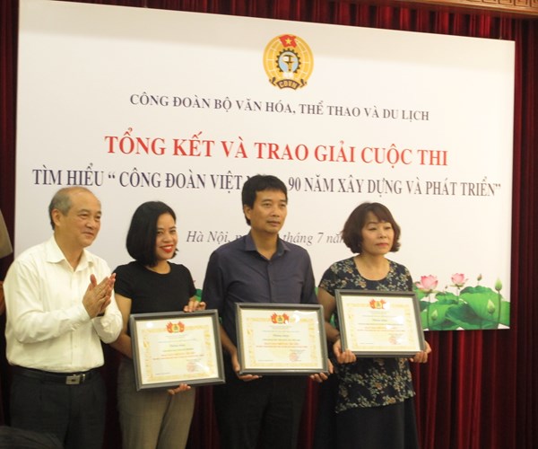 Công đoàn Bộ VHTTDL trao giải thưởng cuộc thi viết tìm hiểu về Công đoàn VN - Anh 2