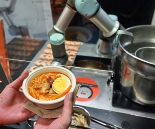 Singapore ra mắt robot đầu bếp có thể nấu món mì trong... 45 giây - Anh 1