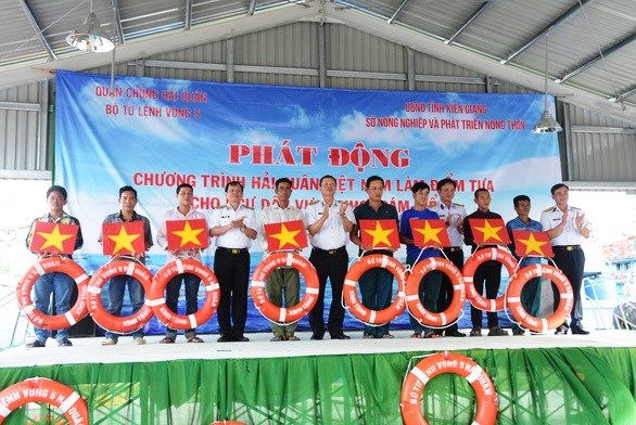 Kiên Giang: Hải quân Việt Nam làm điểm tựa cho ngư dân vươn khơi, bám biển - Anh 2