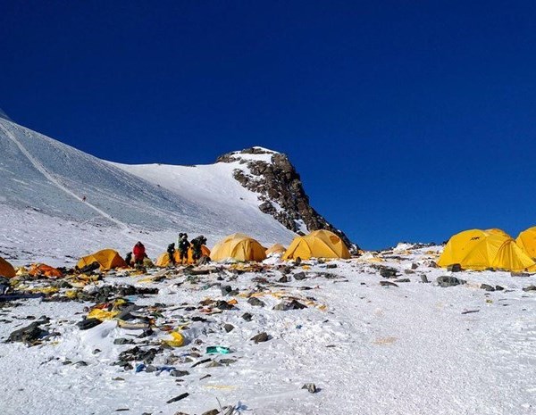 Xu hướng 'sống xanh' lan tới đỉnh núi cao nhất thế giới - Anh 1