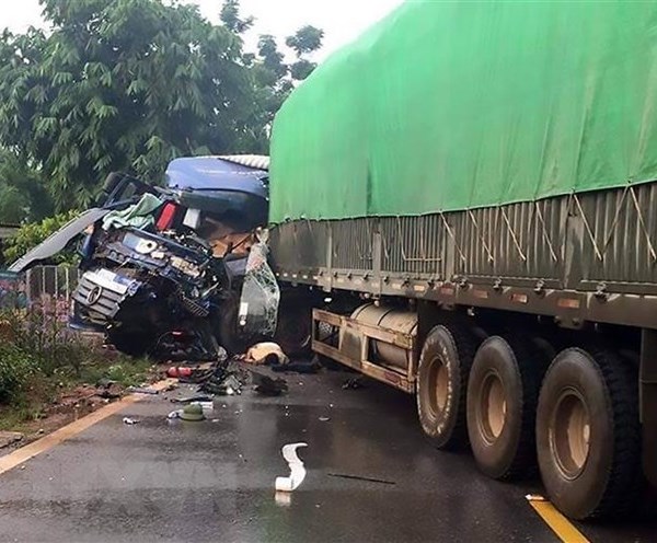 Sơn La: Xe tải va chạm với xe đầu kéo khiến một người chết - Anh 1