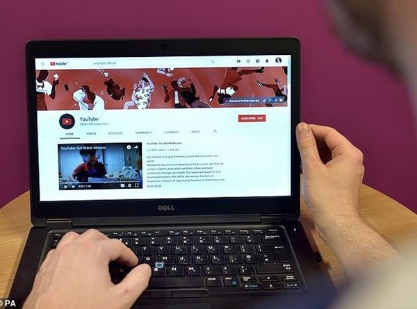 YouTube bắt đầu xóa video có nội dung bạo lực nhắm vào trẻ em - Anh 1