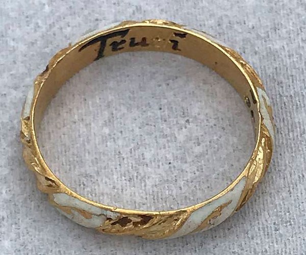 Anh: Tìm thấy chiếc nhẫn vàng 500 năm tuổi của Shakespeare? - Anh 1