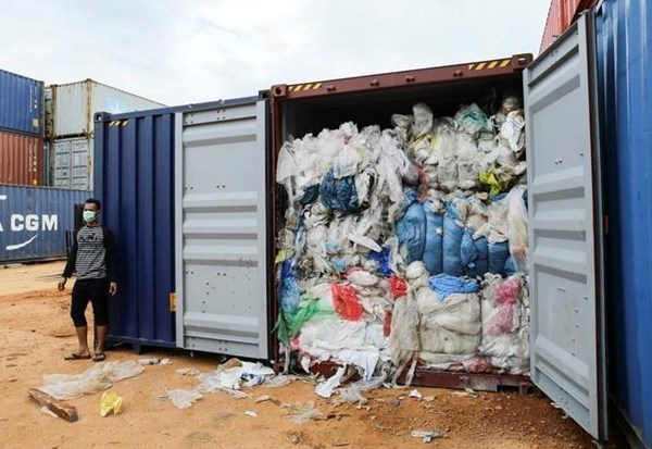 Indonesia gửi trả hàng trăm container rác thải nhập khẩu - Anh 1