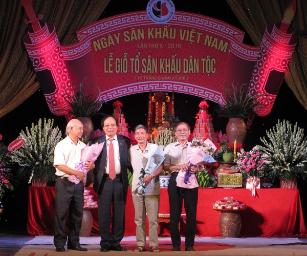 Nhiều thế hệ nghệ sĩ sân khấu nổi tiếng tụ hội trong Ngày Sân khấu Việt Nam - Anh 3