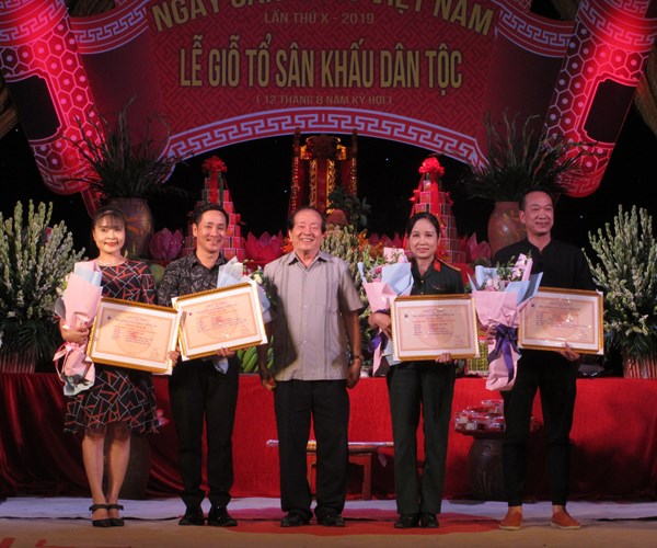 Nhiều thế hệ nghệ sĩ sân khấu nổi tiếng tụ hội trong Ngày Sân khấu Việt Nam - Anh 2