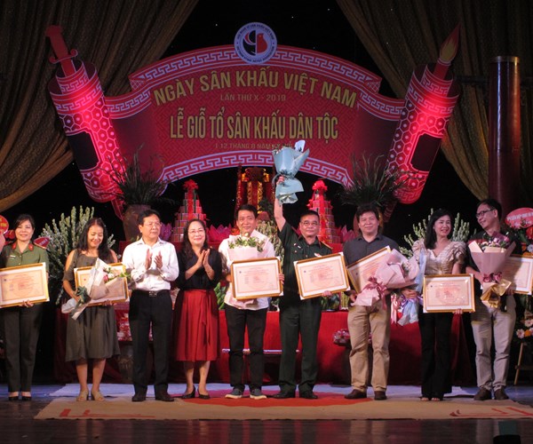 Nhiều thế hệ nghệ sĩ sân khấu nổi tiếng tụ hội trong Ngày Sân khấu Việt Nam - Anh 4
