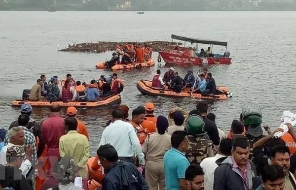 Ấn Độ: Lật thuyền trong lễ hội tôn giáo, 12 người thiệt mạng - Anh 1