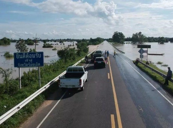 Các tỉnh Đông Bắc Thái Lan ngập lụt diện rộng do mưa lớn kéo dài - Anh 1