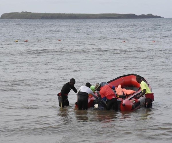 Lật tàu du lịch tại Senegal, ít nhất bốn người thiệt mạng - Anh 1