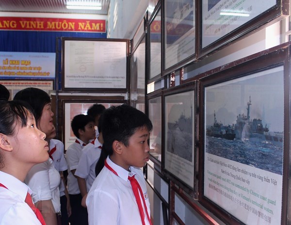 Trưng bày tư liệu về Hoàng Sa, Trường Sa của Việt Nam tại Bình Thuận - Anh 1