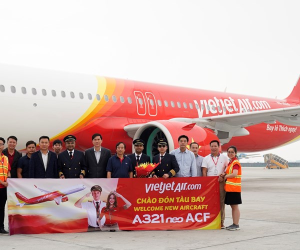 Tàu bay A321neo ACF 240 ghế đầu tiên trên thế giới xuất hiện nổi bật tại sân bay Tân Sơn Nhất - Anh 1