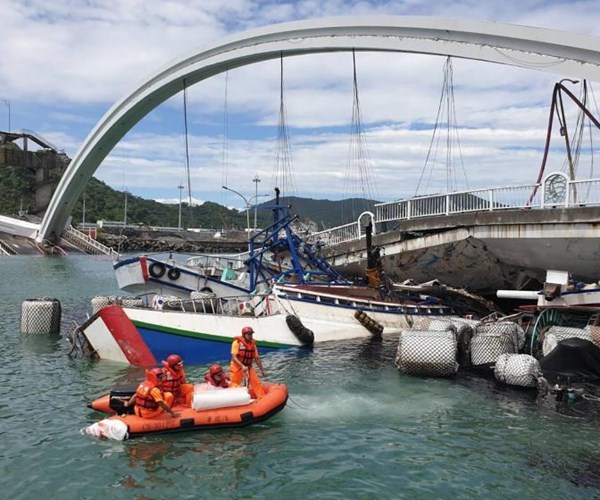 Sập cầu tại Đài Loan khiến nhiều người bị thương và mắc kẹt - Anh 1