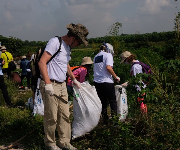 Hơn 400 tình nguyện viên tham gia Chiến dịch dọn rác sông Hồng và cầu Long Biên - Anh 3