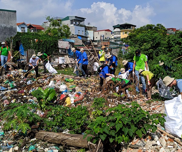 Hơn 400 tình nguyện viên tham gia Chiến dịch dọn rác sông Hồng và cầu Long Biên - Anh 1