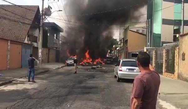 Brazil: Rơi máy bay trên đường phố, 6 người thương vong - Anh 1