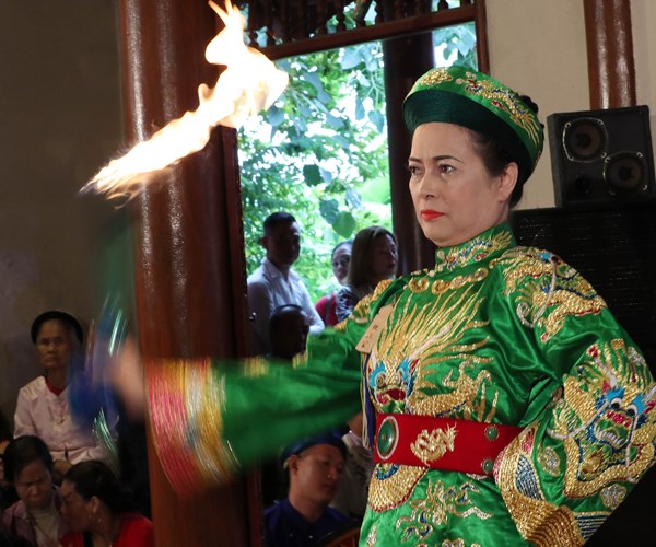 Giao lưu thực hành tín ngưỡng thờ Mẫu Tam phủ của người Việt - Anh 3