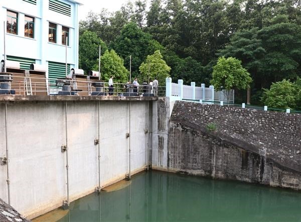 Khẩn trương lắp đặt hệ thống ống dẫn nước kín từ sông Đà vào Nhà máy - Anh 1