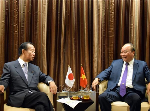 Thủ tướng tiếp Tổng Thư ký LDP, gặp đại diện cộng đồng trí thức Việt Nam tại Nhật Bản - Anh 1