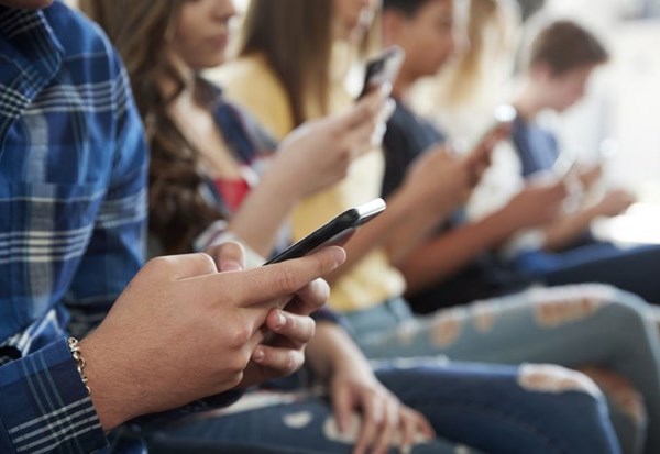 Australia: Thêm một bang cấm điện thoại di động trong trường học - Anh 1