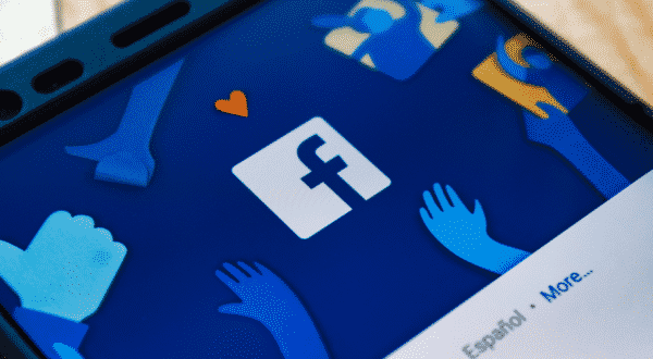 Facebook vẫn kiếm bộn tiền dù đang nằm trong ''bão'' chỉ trích - Anh 1