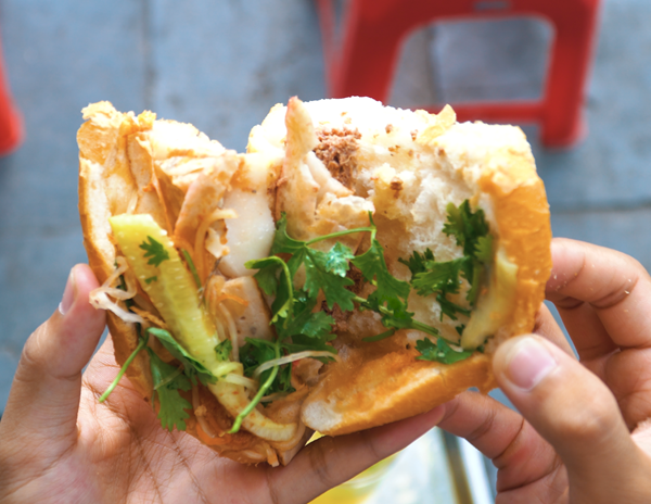 Bánh mỳ kẹp-nét độc đáo của ẩm thực đường phố Hà Nội - Anh 1