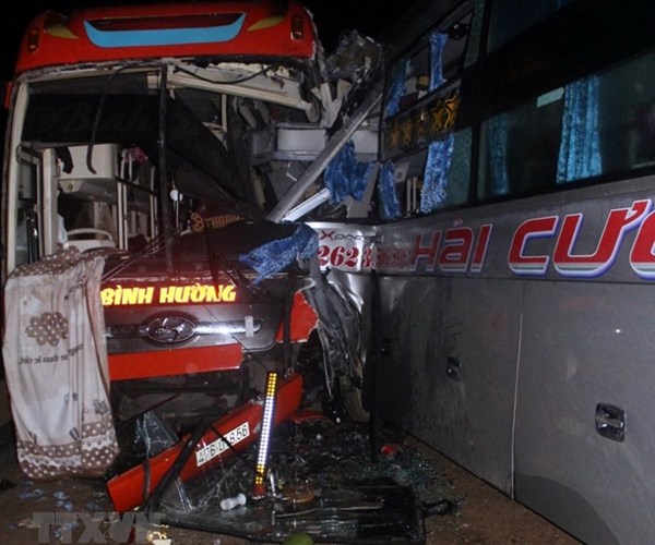 Quảng Nam: Tai nạn liên hoàn khiến 3 xe khách bị hư hỏng nặng - Anh 1