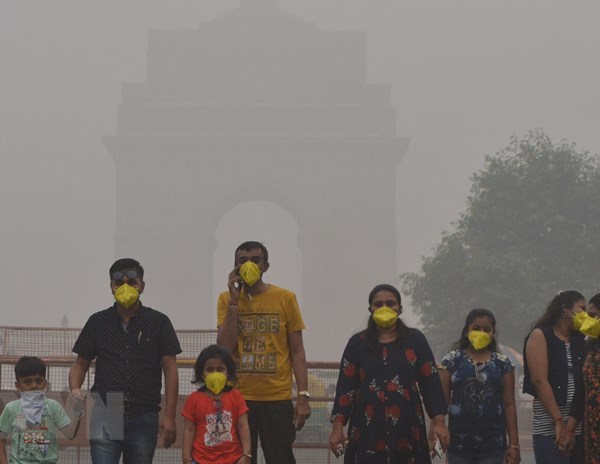 Ấn Độ: Cuộc sống người dân New Delhi đảo lộn vì khói mù nghiêm trọng - Anh 1