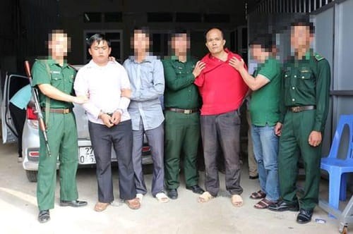 Điện Biên: Bắt 2 đối tượng thu giữ 220 bánh heroin - Anh 1